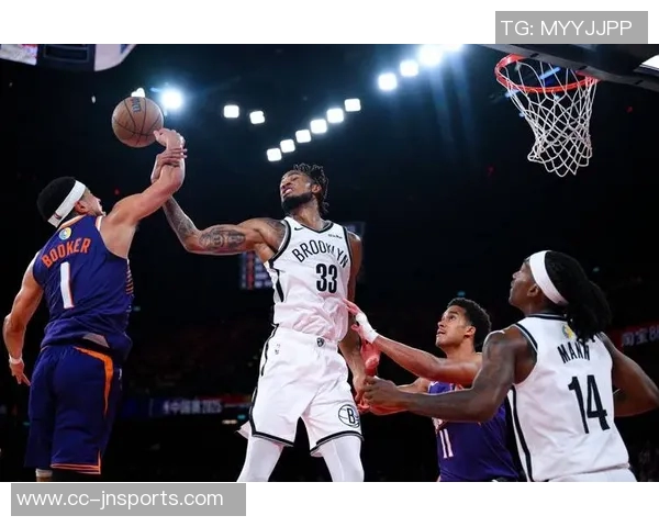 克拉克斯顿表现出色14投8中砍下21分8篮板4助攻2抢断2盖帽 克拉克斯顿表现出色14投8中砍下21分8篮板4助攻2抢断2盖帽